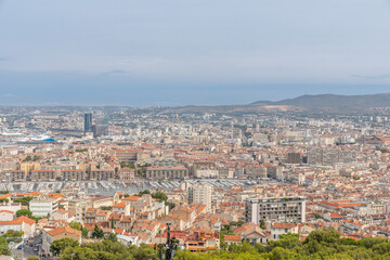 Fototapeta na wymiar Vue sur Marseille, le port industriel et le Vieux-Port depuis la Basilique Notre-Dame-de-la-Garde