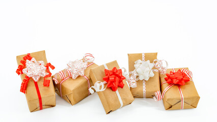 Fünf Geschenke schön verpackt mit einer Masche vor einem weißen Hintergrund