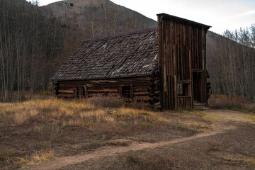 Closeup shot of an old abandoned wooden house in the field in Ashcroft Ghost Town, USA