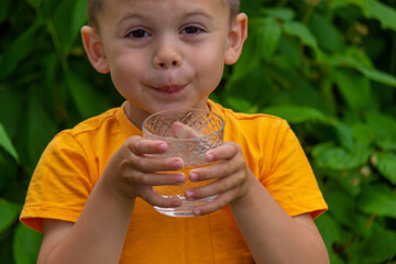 The child drinks clean water in summer.