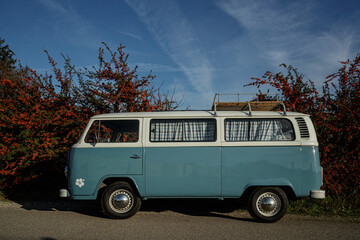 Volkswagen Van combi t2 retro vintage dans la campagne française