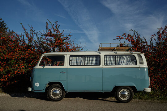 Volkswagen Van combi t2 retro vintage dans la campagne fran&ccedil;aise