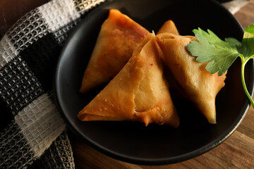 Bowl of freshly fried samoosas 