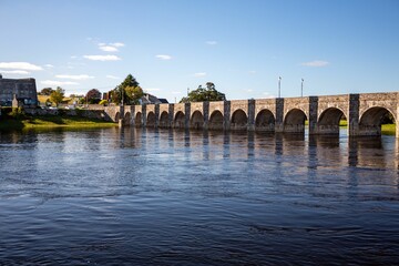 Obraz premium Beautiful shot of a stone arcade bridge on River Shannon in Ireland