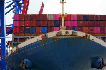 Frontalansicht Bug eines Containerschiffs mit containern