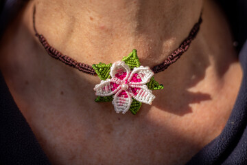 macramè flower necklace
