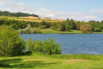 Obraz premium Landscape View of Lake and Hills on Sunny Day