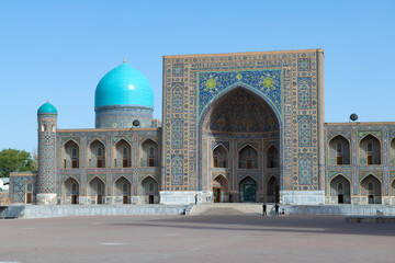 Fototapeta na wymiar Facade of the ancient Tillya-Kori madrasah on a sunny morning. Registan Square. Samarkand, Uzbekistan