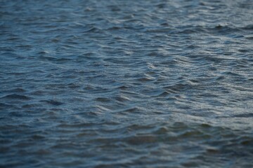 Naklejka premium Closeup of water waves with some silverlight