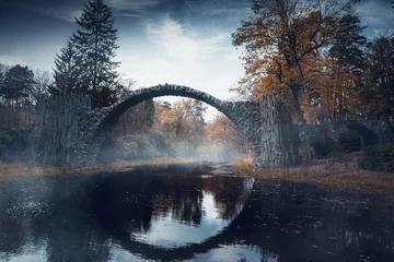 Zelfklevend Fotobehang Rakotzbrücke Rakotzbrug in de herfst