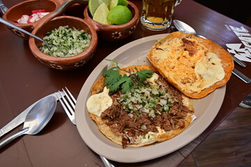 Tacos de Birria, tacos de birria con queso, cebolla y cilantro 