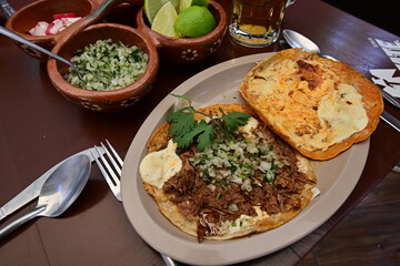 Tacos de Birria, tacos de birria con queso, cebolla y cilantro 