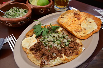 Tacos de Birria, tacos de birria con queso, cebolla y cilantro 