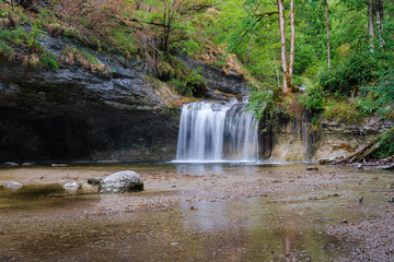 Obraz premium Cascade au milieu de la forêt dans les montagnes du Jura en France. Cascades du Hérisson - Jura - France