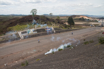 Conflito na fronteira do Brasil com a Venezuela entre manifestantes e a Guarda Nacional...