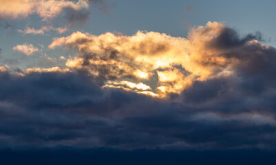 Obraz premium Sun peeking through winter sky