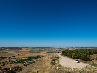 Furgoneta aparcada en un terreno soleado en el campo