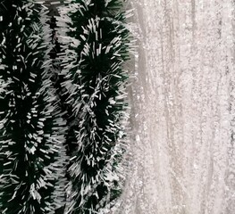 Fondo con detalle y textura de espumillon de navidad en tonos blancos y verdes