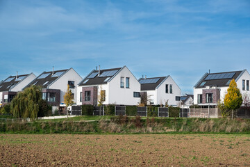 Fototapeta premium Solaranlagen auf den Häusern eines Neubaugebiets in Düsseldorf