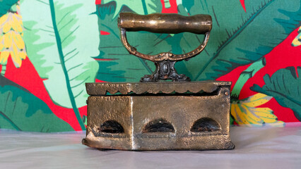 Antigo ferro de passar roupa à brasa.