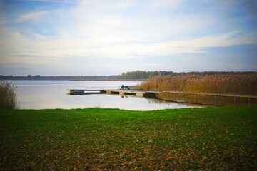 Jezioro z pomostem jesienią 