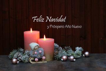 Carte de Noël : Décoration de Noël romantique avec des bougies allumées, un ange et des boules...