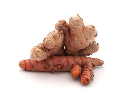 bulbes de gingembre et de curcuma isol&eacute;s sur fond blanc