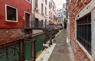 Fototapeta na wymiar Venice. Old beautiful houses over the canal in the early morning.