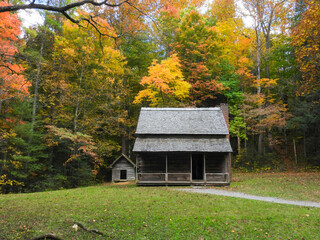 Fototapeta premium Cabin in the autumn in Cades Cove, Tennessee