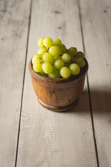 Bol en bois rempli de délicieux raisins verts