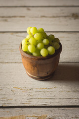 Bol en bois rempli de délicieux raisins verts