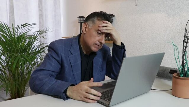 Hombre ejecutivo latino enojado frente a computadora