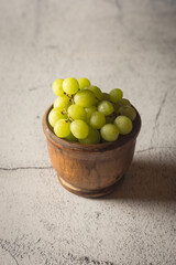 Bol en bois rempli de délicieux raisins verts
