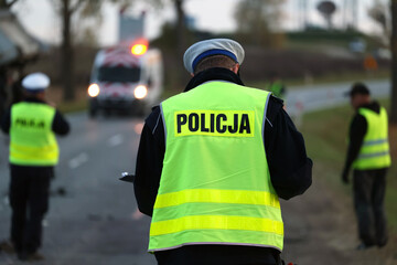  Policjant drogówki kieruje ruchem samochodów w mieście. - obrazy, fototapety, plakaty