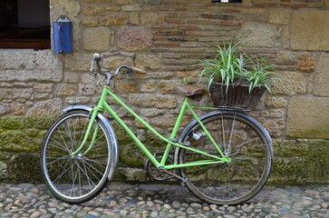 Fototapeta na wymiar Vélo en décoration à Bergerac (Dordogne - Nouvelle-Aquitaine - France)