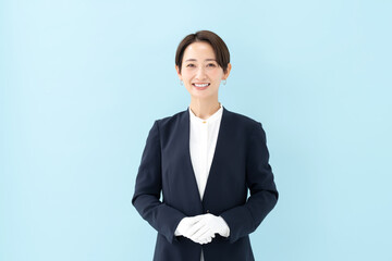 ビジネス・女性・ブルーバック © naka