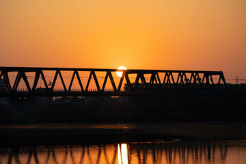 朝日に染まる電車