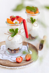 Obraz na płótnie Canvas Fit jogurt z chia, musli i owocami