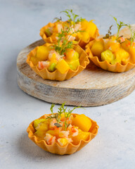 tartlets with shrimps and mango