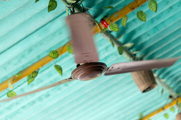 Ventilador colgado del techo girando