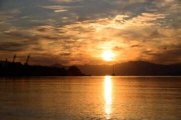 Fototapeta na wymiar 琵琶湖の朝焼け