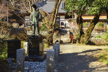 太田道灌の像が立つ龍恩寺／日本埼玉県入間郡越生町