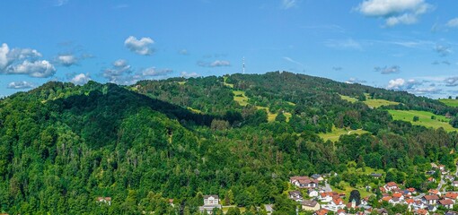 Fototapeta na wymiar Blick zum Hohen Peißenberg von der Bergehalde im Markt Peißenberg in Oberbayern