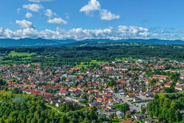 Ausblick auf den Markt Peißenberg in Oberbayern - südlich der Bergehalde, mit Alpenblick