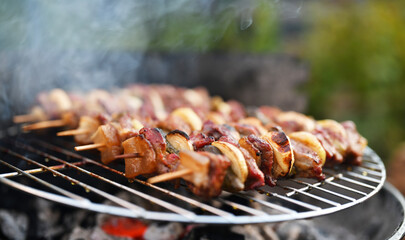 Fleischspieße auf dem Holzkohlegrill