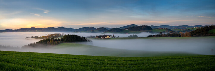 Mühlviertelpanorama im herbstlichen Nebelmeer