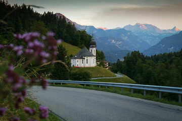 Die Kirche Maria Gern bei Berchtesgaden in der Abendd&auml;mmerung.