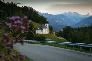 Die Kirche Maria Gern bei Berchtesgaden in der Abenddämmerung.