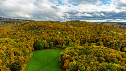 Obraz premium Kleine Herbstwanderung durch die schöne Parklandschaft bei Bad Liebenstein - Thüringen - Deutschland