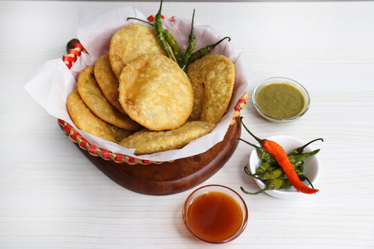 Shegaon Kachori or aloo pyaz ki kachodi served with green and red Chutney. Fried green chilies. it's a favorite Tea time snack, stuffed with lentils and spices mixture inside the dough. Deep fried. 